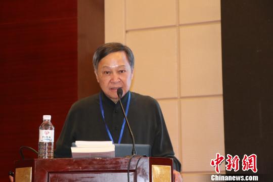 吴建国在论坛上为两岸学子开讲。何娅 摄
