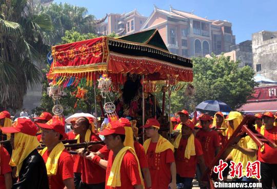 两岸信众民俗文化踩街。吴晟炜 摄