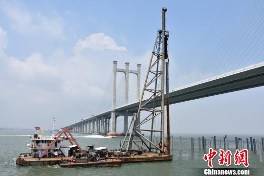 新建福厦铁路泉州湾跨海大桥系国内首条跨海高铁大桥，与之相邻的是已建成的泉州湾跨海高速公路大桥。　黄伟锋 摄