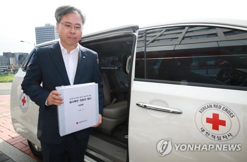 7月3日上午，在位于首尔中区的韩国红十字会首尔事务所，大韩红十字会国际南北局局长禹光浩（音）手持250名韩方离散家属的生死确认委托书启程前往板门店。（图片来源：韩联社）