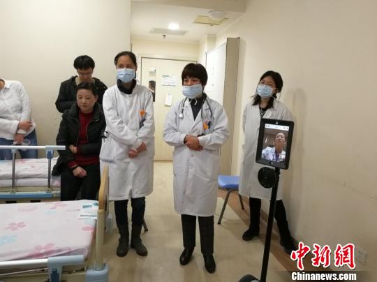 中国专家自主研发医疗服务机器人可实现远程会诊