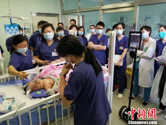 医疗服务机器人远程教学。　芊烨 摄