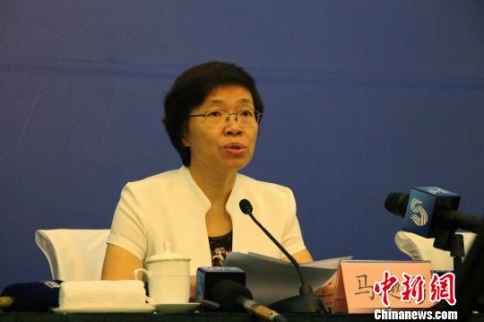 山东省食品药品监督管理局局长马越男在发布会上介绍有关情况。　赵晓 摄