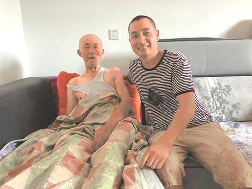 男子在洪水中逆行回家:八旬瘫痪老父还在家等我