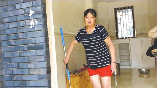 男子在洪水中逆行回家:八旬瘫痪老父还在家等我