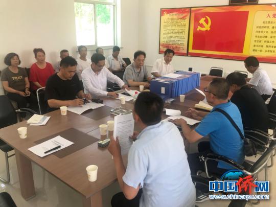 山西省外侨办主任武绍忠在沟门前村调研。　胡健 摄