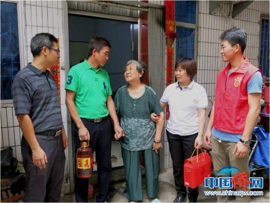 中国侨网海口市外事侨务办公室走访慰问困难归侨侨眷。　琼芬　摄