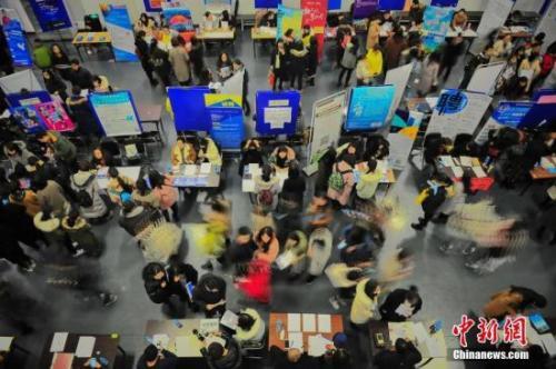 在“抢人大战”中，一些城市的落户门槛一降再降。图为天津举行的一场招聘会 。 <a target='_blank' href='http://www.chinanews.com/'>中新社</a>记者 佟郁 摄