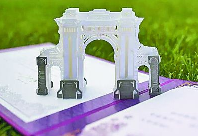 激光雕刻的清华大学3D版录取通知书