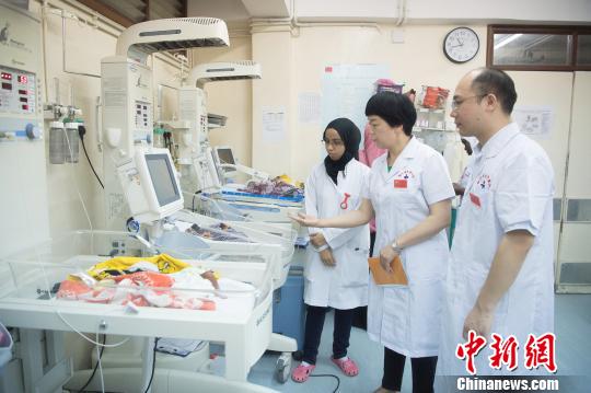 专家团队在桑格巴尔奔巴岛阿卜杜拉？姆才医院儿科病房查房指导。　李奇 摄