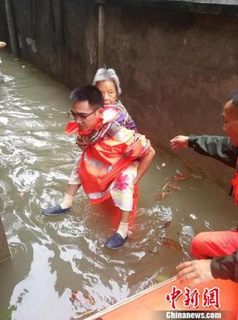 江西遭暴雨致13万人受灾 消防紧急转移被困群众