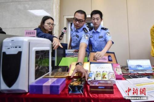 资料图：2017年5月11日，警方向媒体介绍涉案的虚假保健品。 <a target='_blank' href='http://www.chinanews.com/'>中新社</a>记者 陈骥旻 摄