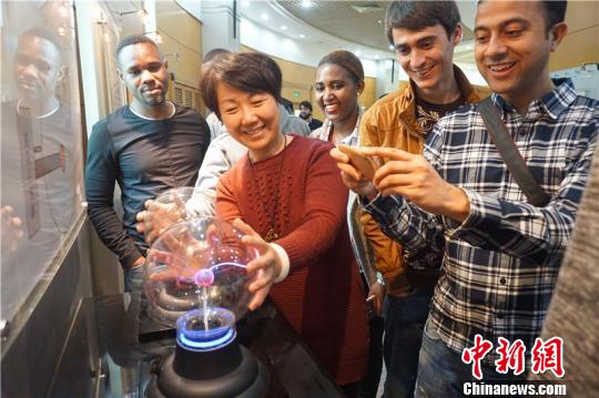 中国侨网资料图：华南理工大学留学生参观广州从化抽水蓄能水电站。 受访者供图