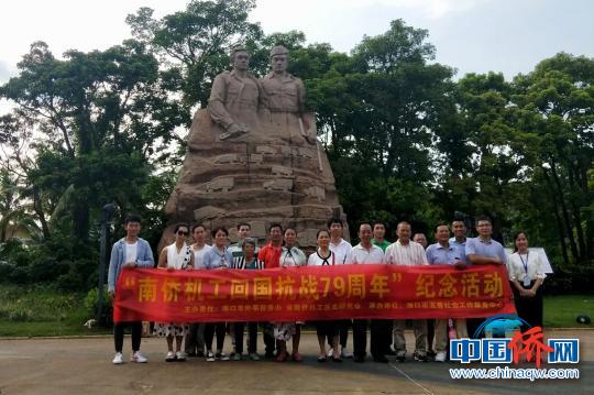 中国侨网海口市侨务干部、南侨机工眷属、社区归侨侨眷为“南侨机工”雕像敬献鲜花，瞻仰缅怀。　刘阳　摄