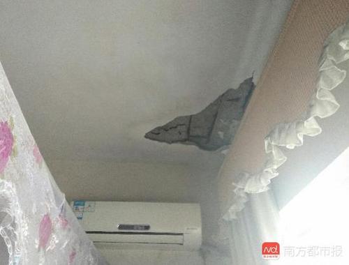 小区房内天花板突然脱落 20斤水泥块砸向熟睡孩子