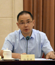 公办学校适度松绑 民办学校加强监管
