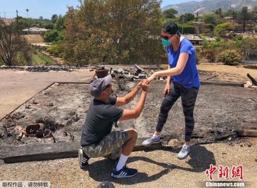 真情不怕火炼：加州夫妇寻回野火中遗失婚戒