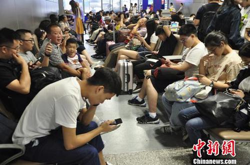 成都机场遭遇雷暴和强降雨等极端天气，致成都机场336个航班延误或取消。　吕俊明 摄