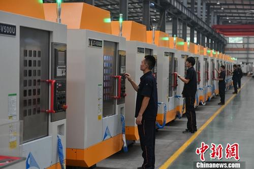 资料图：福建泉州一家数控公司的工作人员正在作业。<a target='_blank' href='http://www.chinanews.com/'>中新社</a>记者 吕明 摄