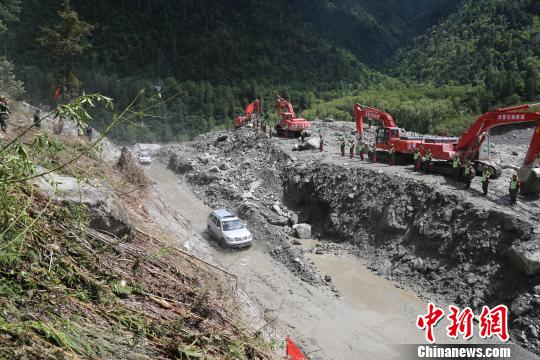 受阻3天川藏公路西藏波密段抢通