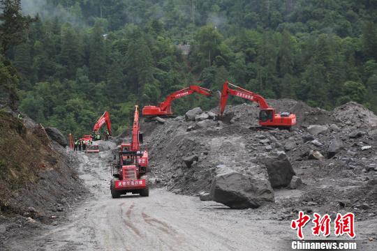 图为该部队多机械合作抢通道路。武警某部交通三支队供图