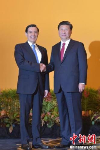 资料图：2015年11月7日下午，习近平、马英九在新加坡香格里拉大酒店会面。15时许，两人相向而行，握手致意。 <a target='_blank' href='http://www.chinanews.com/'>中新社</a>记者 廖攀 摄