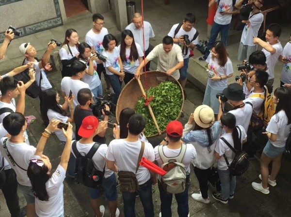 国家级非遗安溪铁观音制作技艺传承人魏月德示范摇青手法