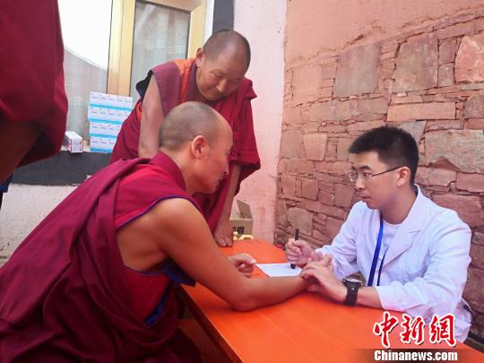 图为专家进寺庙义诊。　南如卓玛 摄