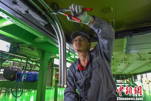 图为中车南宁产业基地工人在生产线上作业。(资料图片)<a target='_blank' href='http://www.chinanews.com/'>中新社</a>记者 俞靖 摄