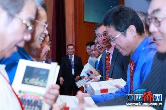 中国侨网一百多万字的《留法四十年》新近在北京首发。该书总结四十年来的留学历史经验，探讨“担当庄严使命、引领留学报国”的新路径，并以此纪念改革开放四十周年。　陈千里　摄