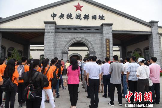 中国侨网7月12日，“中国华侨国际文化交流基地”在李家庄中共中央统战部旧址揭牌。　房现玉　摄