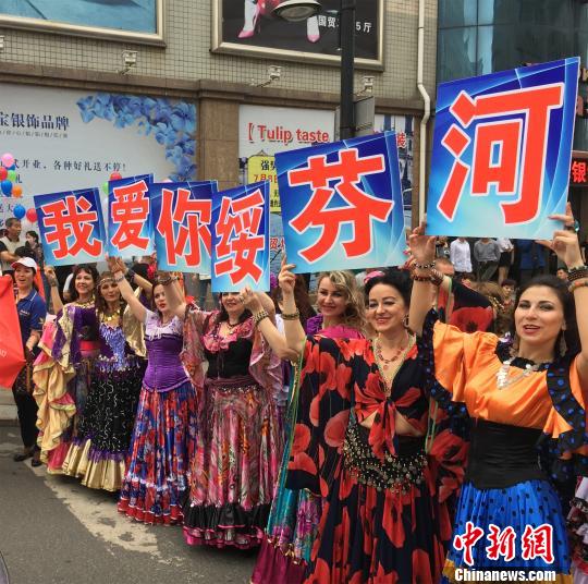中国侨网中俄友谊大巡游现场。邵丹 摄