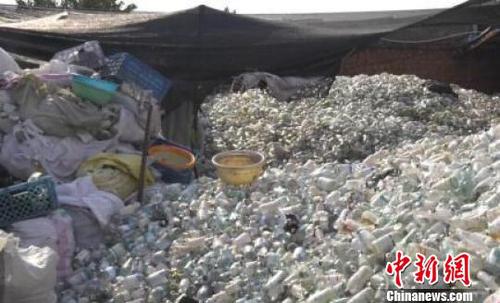 不少一次性输液管、一次性注射器、针头等危险医疗废物，随意混杂丢弃，暴露在外。　警方资料图 摄