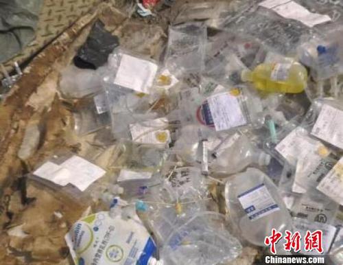 医疗废物被遗弃在垃圾场内，触目惊心，令人恶心。　警方资料图 摄