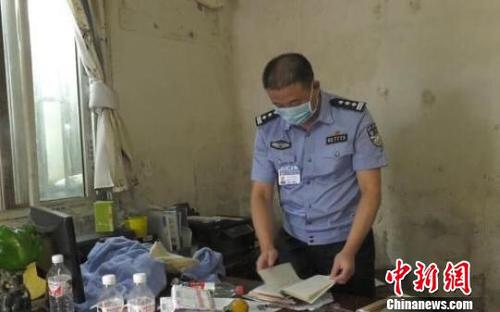 警方查找到嫌疑人张某某定期与南京市多家大型医院购买医疗废物的账本。　警方资料图 摄