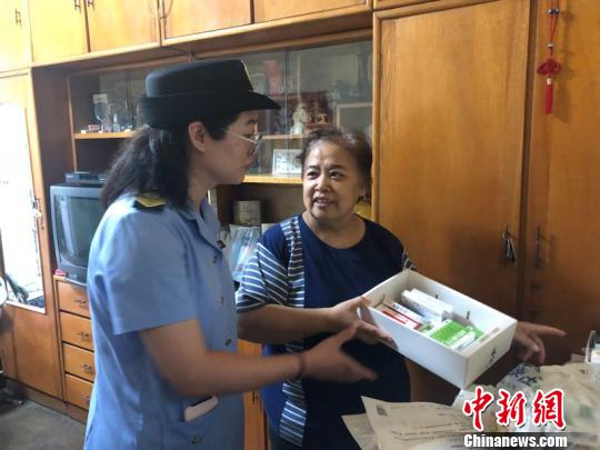 北京市2018年食品安全宣传周活动正式启动。图为工作人员走进居民家中普及食品安全知识，帮助居民药效“瘦身”。　北京食药监部门供图 摄