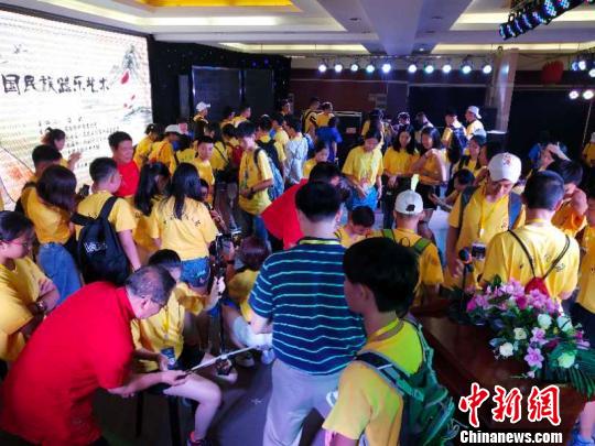 来自德国、西班牙、美国等10个国家17个海外华校和华文教育机构的400名华裔青少年参营。