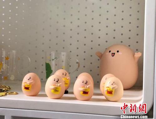 表情包衍生产品以其与表情包高度契合受到年轻人喜爱。　陈悦 摄