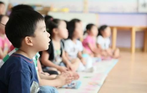 教育部出手将整治幼儿园小学化 网友们却吵翻了