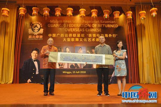 图为艺术团与侨社代表互换礼品 林浩 摄
