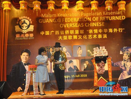 图为魔术表演者与观众互动 林浩 摄