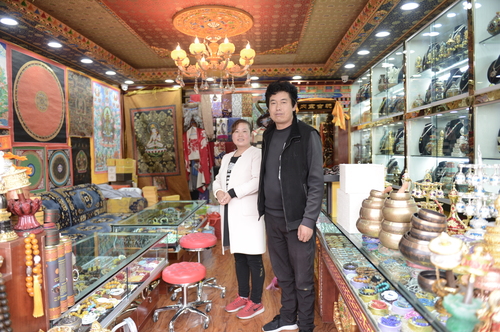 004小夫妻两个细心的经营者父亲留下来的门市，因为他们知道这是包括兄弟几个的饭碗