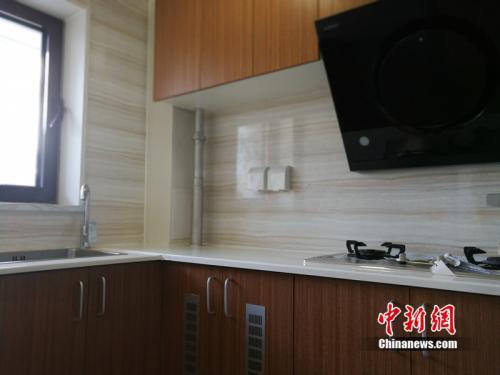 图为郭公庄家园(北区)40平米左右公租房的厨房。<a target='_blank' href='http://www.chinanews.com/' >中新网</a>记者 邱宇 摄