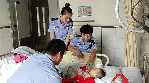 脑瘫女童雨夜被弃 警察救助充当“临时妈妈”