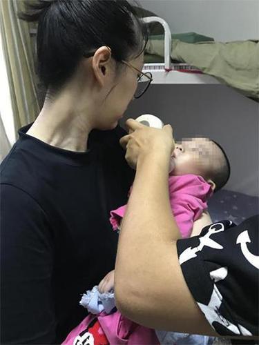 脑瘫女童雨夜被弃 警察救助充当“临时妈妈”