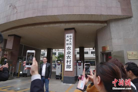 4月3日，新组建的农业农村部在北京正式挂牌，民众争相与新牌合影。 <a target='_blank' href='http://www.chinanews.com/'>中新社</a>记者 贾天勇 摄