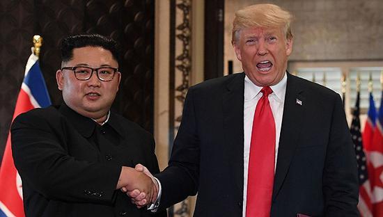 2018年6月12日，新加坡，特朗普和金正恩在美朝峰会上举行签字仪式。图片来源：视觉中国