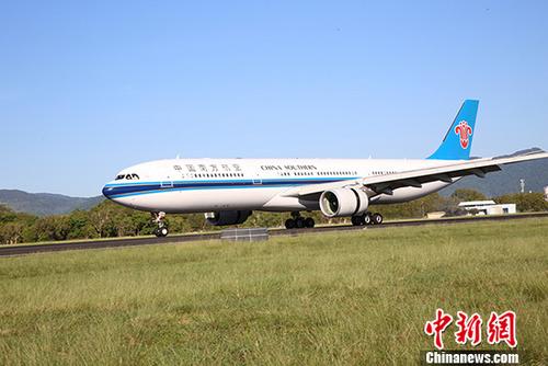 图为飞机着陆。 <a target='_blank' href='http://www.chinanews.com/'>中新社</a>记者 陶社兰 摄
