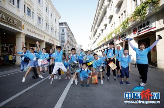参观厦门中山路。　颜志伟 摄