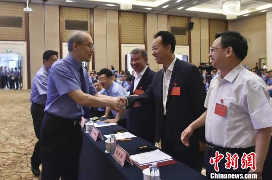 张军检察长与参加研讨班的全国人大代表和专家代表交流。　程丁 摄